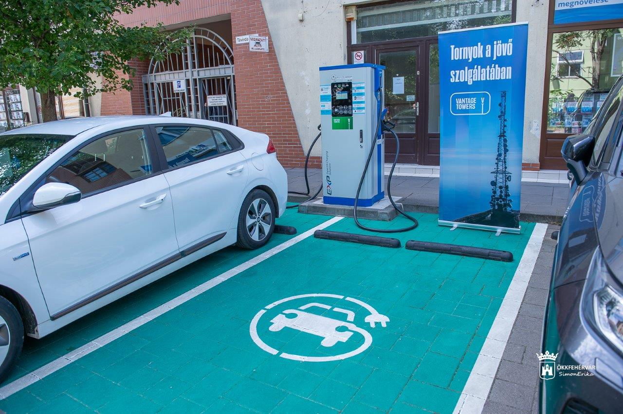 Új elektromos töltőállomásokat avattak Székesfehérváron